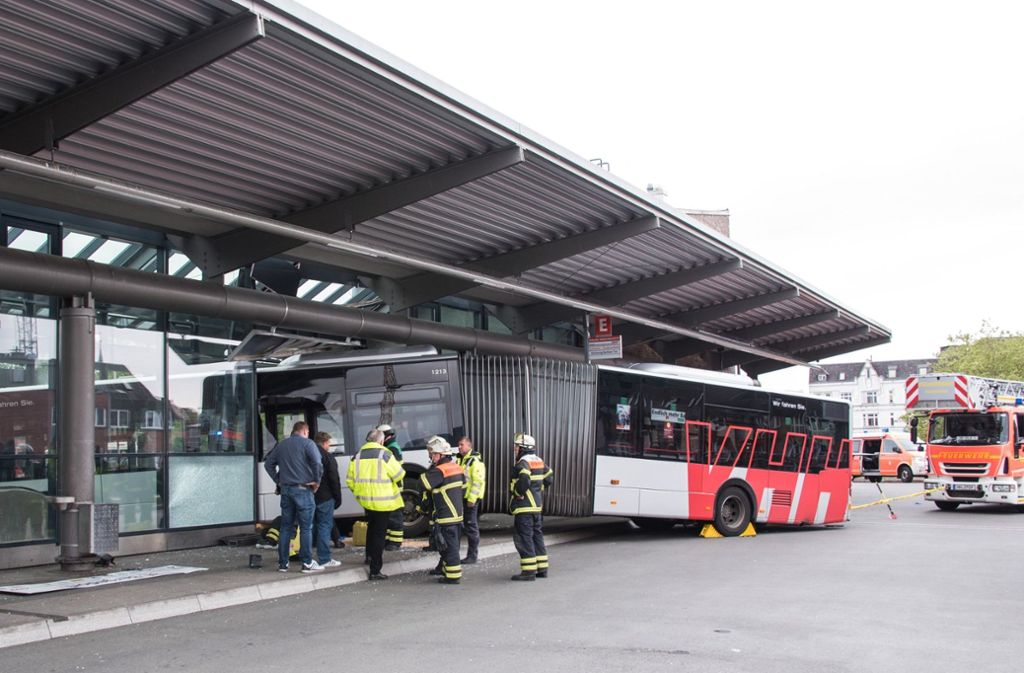 Bei einem Unfall ist am Mittwoch ein Gelenkbus in das Gebäude des zentralen Busbahnhofs in Hamburg-Bergedorf gekracht.