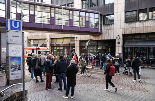 Menschenschlange vor dem Bürgerbüro in der Eberhardstraße in Stuttgart Foto: Lichtgut/Max Kovalenko
