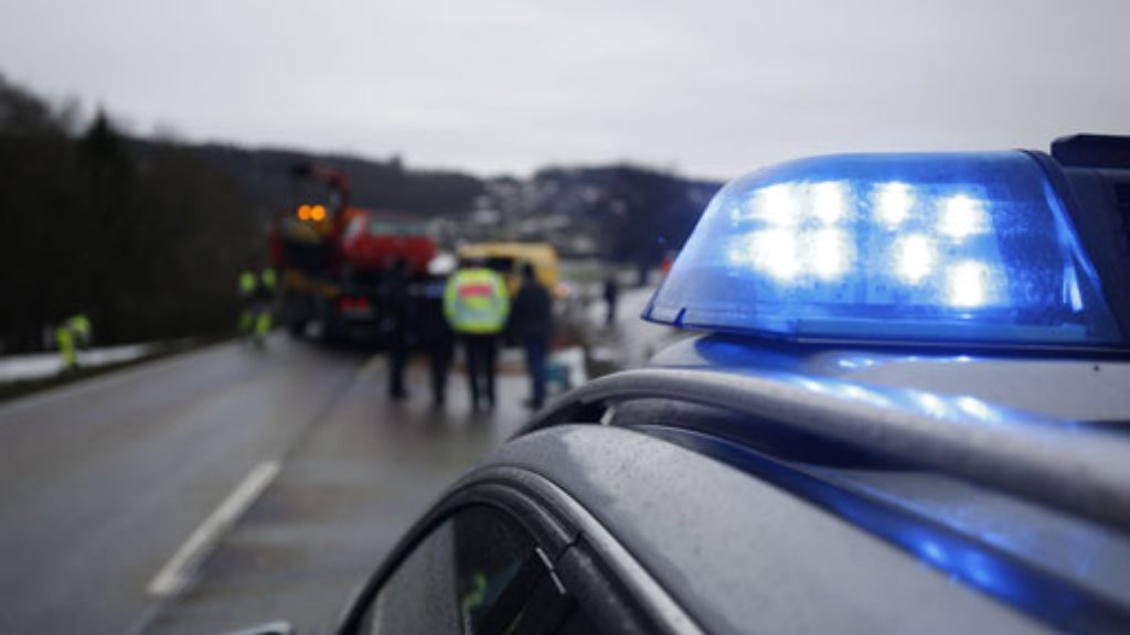  Nach einem Auffahrunfall auf der A81 bei Ilsfeld im Kreis Heilbronn ist ein 64-Jähriger in seinem Auto eingeklemmt worden. Der Wagen kam von der Straße ab und fing Feuer. Der Fahrer wurde schwer verletzt. 