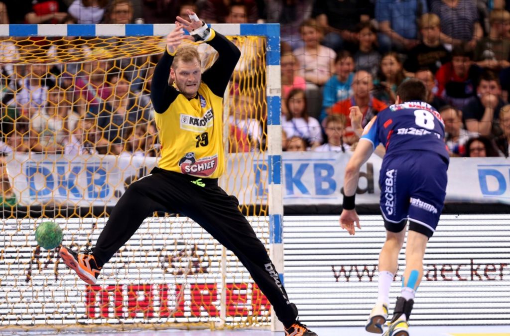 Die Handballer des TVB Stuttgart um Torhüter Jogi Bitter (li.) wollen in ihrem letzten Heimspiel der Saison dem Meisterschaftskandidaten SG Flensburg-Handewitt ein Bein stellen. Foto: Baumann