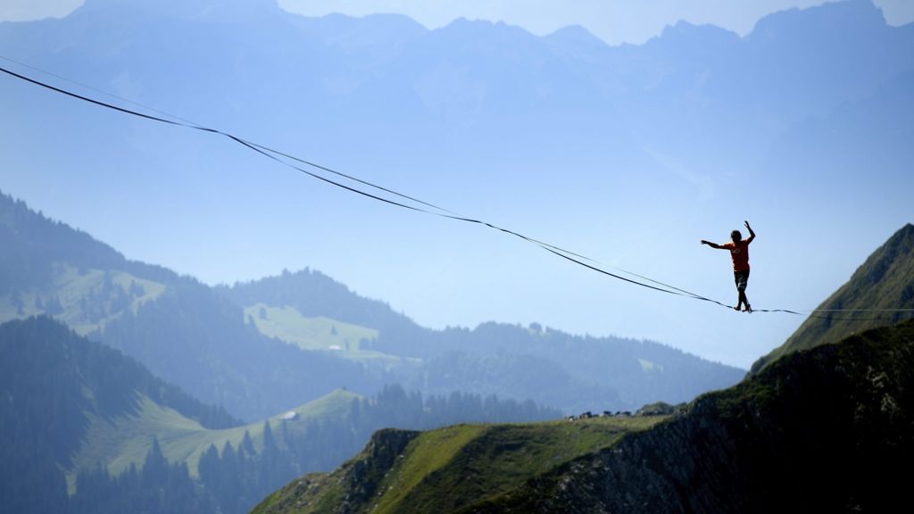 Nervenkitzel in der Schweiz: In 2000 Metern Höhe über dünne Bänder laufen