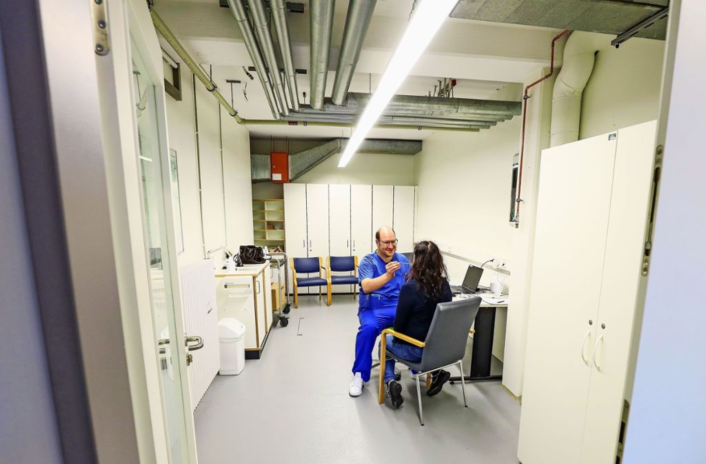Ein Arzt untersucht eine potenzielle Corona-Patientin im neuen Testzentrum an der Ludwigsburger Klinik (Szene nachgestellt).