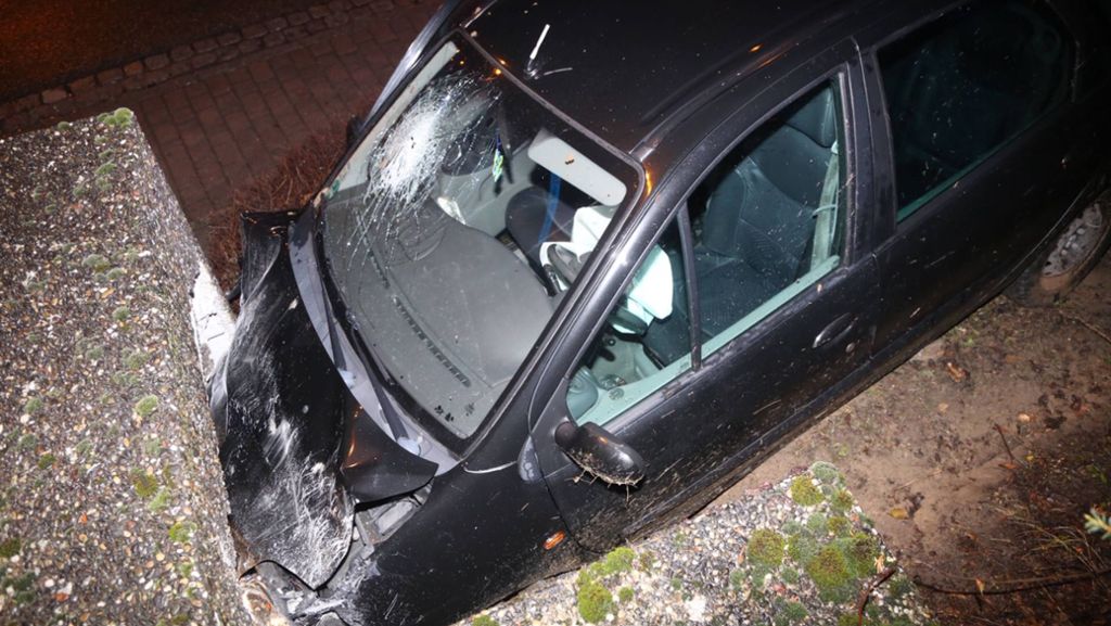 Auto prallt in Schwaikheim gegen Betonwand: Fahrer will fliehen und   bricht zusammen
