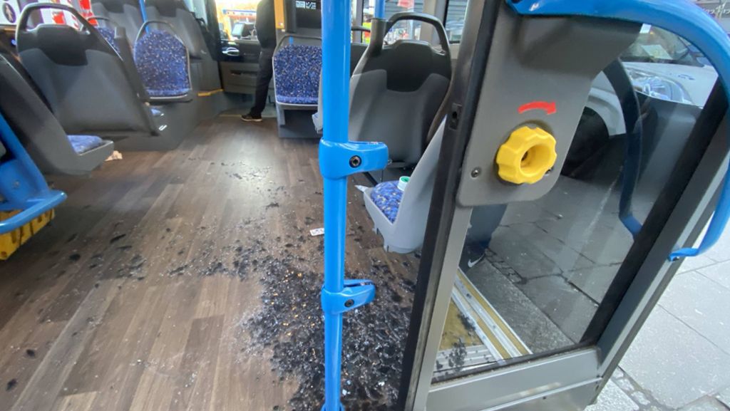 Vorfall nahe Hauptbahnhof Stuttgart: Busfahrer der Linie 42 muss stark bremsen – fünf Verletzte