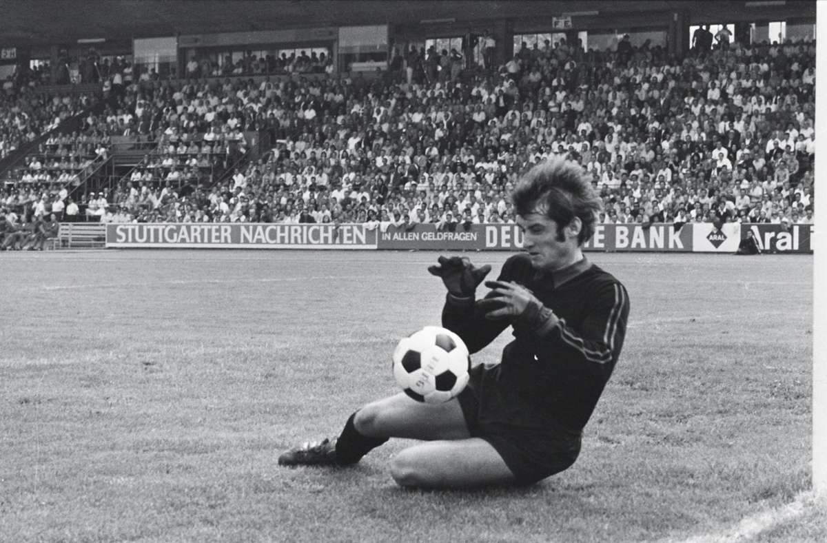 Für zwei Vereine stand Gerhard Heinze im Bundesliga-Tor. Für den VfB bestritt er zwischen 1967 und 1975 193 Spiele, danach wechselte er zum MSV Duisburg. Insgesamt kommt er auf 398 Spiele in der Bundesliga.