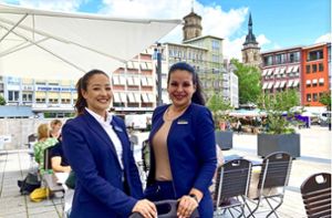 Neue Gastgeberinnen auf der Terrasse des Ratskellers am Marktplatz: Sarah Mohamaden (links) und Vanessa Bruna Foto: Matthias Ring