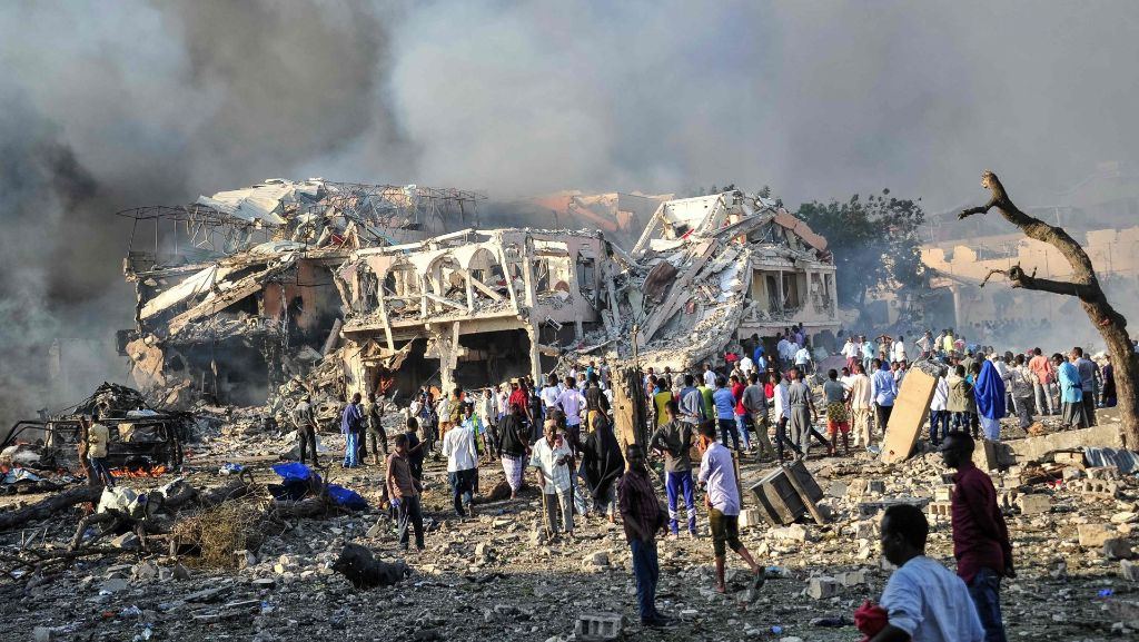  Bei einem Bombenanschlag in der somalischen Hauptstadt Mogadischu sind am Samstag mehr als 20 Menschen getötet worden. Ein mit Sprengstoff beladener Lkw war vor einem Hotel explodiert. 