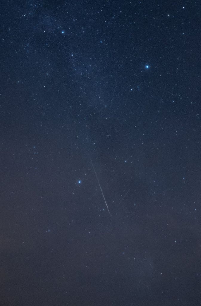 Die Perseiden scheinen dem Sternbild Perseus zu entspringen, das im August in nordöstlicher Richtung am Himmel aufgeht. Tatsächlich kommt der Sternschnuppenstrom vom Kometen 109P/Swift-Tuttle, der 1862 entdeckt wurde. Er hinterlässt auf seiner Bahn kleine Partikel und Trümmerteilchen. Wenn diese Teilchen in die Erdatmosphäre eintreten, verglühen sie. Diese Lichtstrahlen sehen wir als Sternschnuppen.
