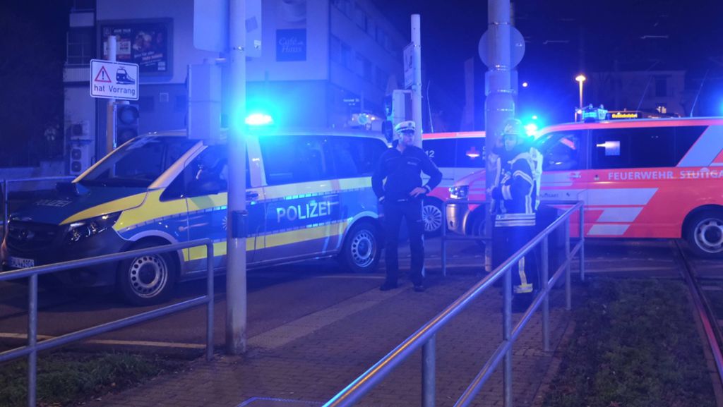 Schwerer Unfall in Bad Cannstatt: Mann wird von Straßenbahn erfasst und lebensgefährlich verletzt