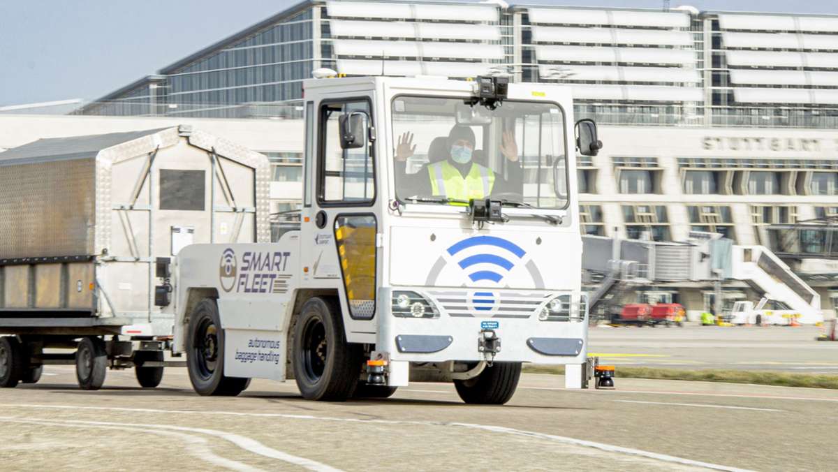 Tests am Flughafen Stuttgart: Gepäckschlepper düst ohne Fahrer-Hilfe  über das Vorfeld