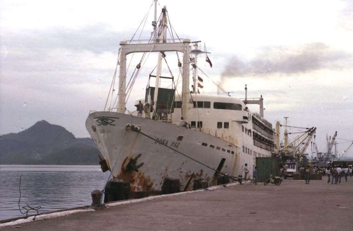 4386 Tote: Die philippinische Fähre Doña Paz kollidiert am 20. Dezember 1987 in der Nähe der Insel Mindoro mit dem Tanker Vector. Beide Schiffe explodieren und brennen aus. Nur 24 Menschen der Doña Paz und zwei Besatzungsmitglieder der Vector überleben die Havarie. Die amtliche Untersuchung zählt später 4386 Tote: 4317 Passagiere, 58 Besatzungsmitglieder der Doña Paz und elf Besatzungsmitglieder der Vector. Es handelt sich um das schwerste Schiffsunglück in Friedenszeiten.