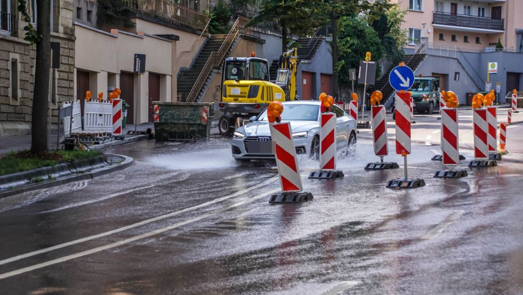Stuttgart-West: Bagger beschädigt Wasserrohr bei Erneuerungsarbeiten