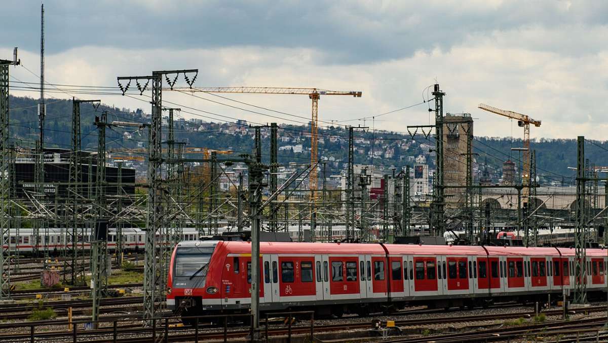 Zwischen Hauptbahnhof und Bad-Cannstatt: Frau in S-Bahn sexuell belästigt – Zeugen gesucht