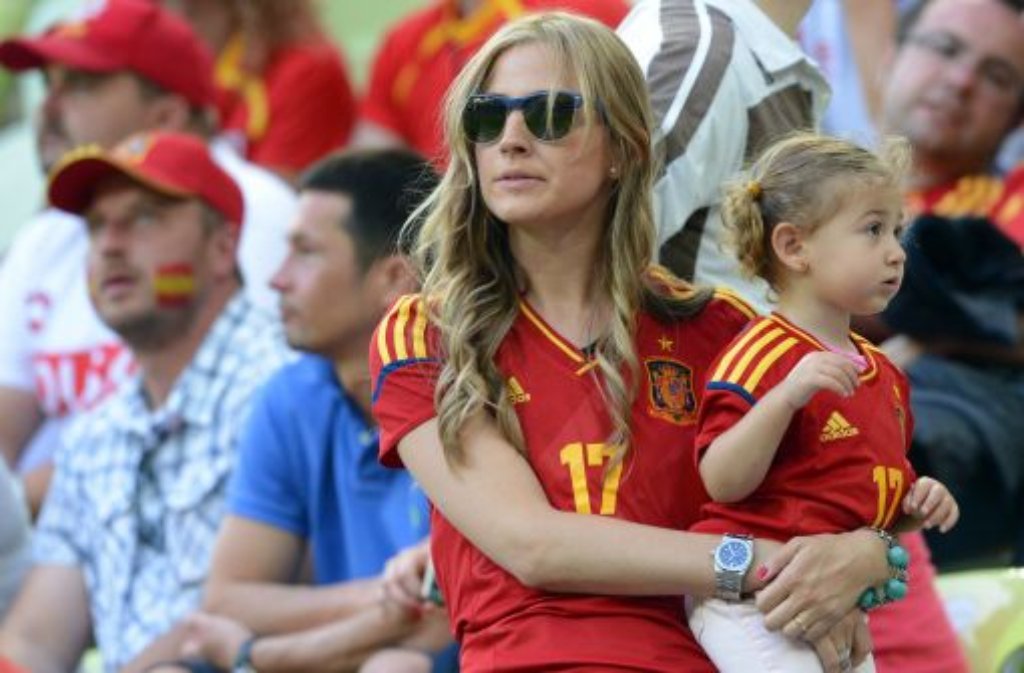 Carlota Ruiz (Mitte), die Ehefrau des spanischen Nationalspielers Alvaro Arbeloa (Real Madrid).