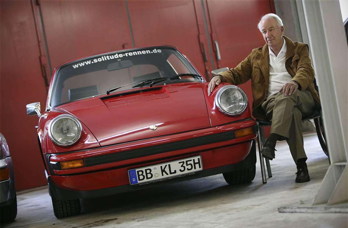 Eberhard Mahle beim Solitude Revival mit einem 911er. Auch heute noch hält der früherer Rennfahrer der Marke Porsche die Treue.