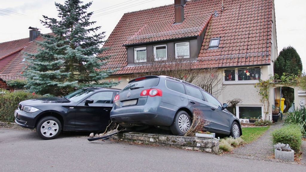 Handbremse nicht angezogen: Winnenden: Zwei Autos landen in Vorgarten