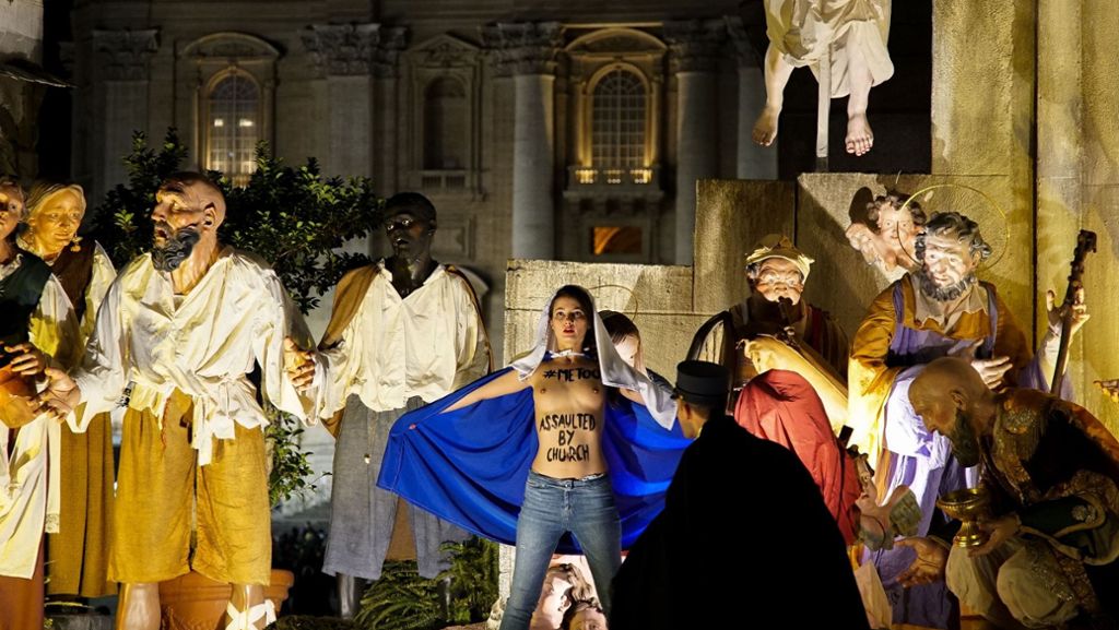  Eine Femen-Aktivistin hat in der Weihnachtskrippe im Vatikan für Unruhe gesorgt. Die barbusige Demonstrantin ist zwei Stunden vor dem „Urbi et Orbi“-Segen des Papstes festgenommen worden. 