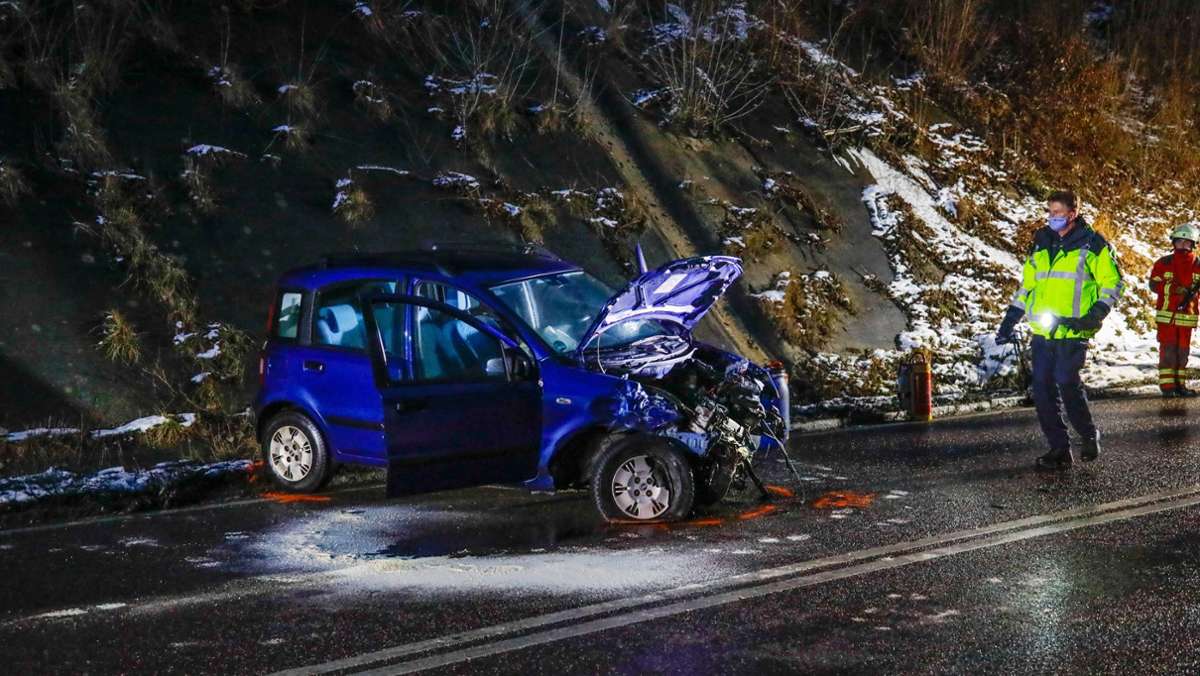 Unfall bei Geislingen: Drei Schwerverletzte  nach Zusammenprall auf der B10