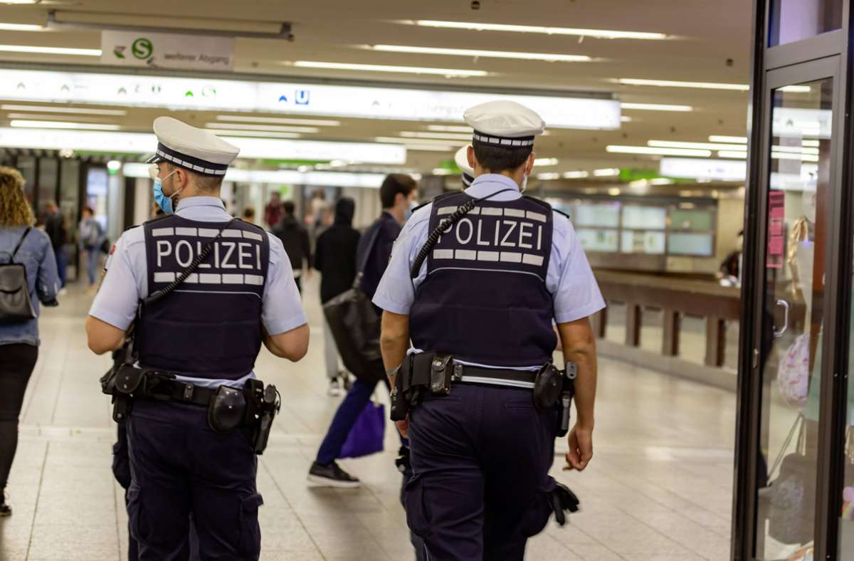 Die Polizei im Südwesten zeigt verstärkt Präsenz (Archivbild). Foto: imago images/Arnulf Hettrich