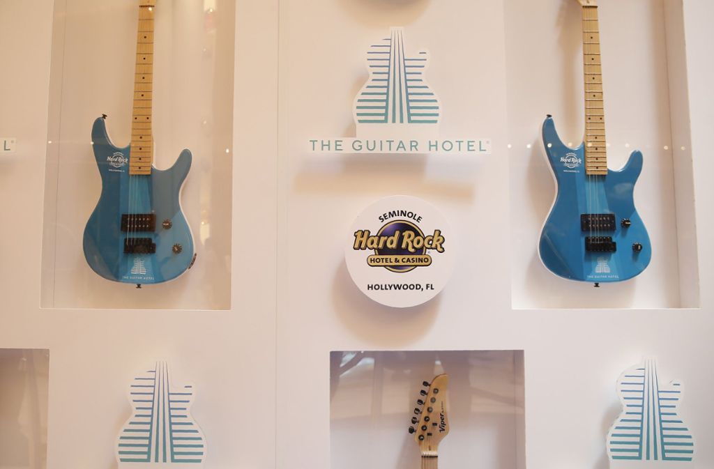 Wenn das Hotel schon wie eine Gitarre geformt ist, dürfen die Instrumente natürlich auch als Deko nicht fehlen.