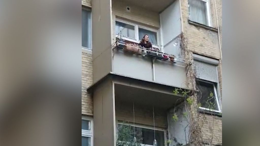 Nach italienischem Vorbild: Sängerin musiziert auf Balkon im Heusteigviertel
