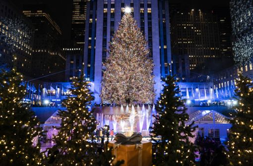 Der Rockefeller-Weihnachtsbaum strahlt wieder. Foto: dpa/John Minchillo
