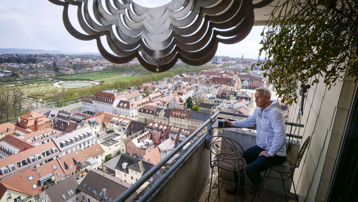  Jürgen Freys Wohnung ist in vielerlei Hinsicht besonders. Im 16. Stock des Marstall-Centers hat er sich eine Bleibe eingerichtet. Wie lebt es sich, wenn man aus dem Bett über Ludwigsburg blicken kann? 