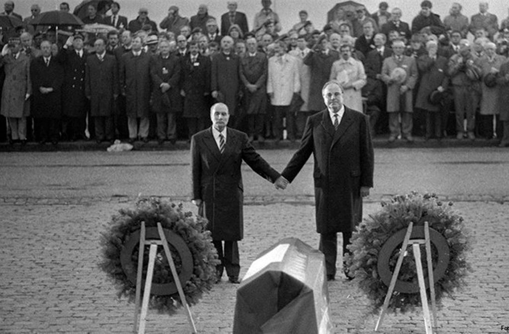 Am 22. September 1984 hielten sich Helmut Kohl und Francois Mitterrand die Hand auf dem Friedhof von Douaumont.