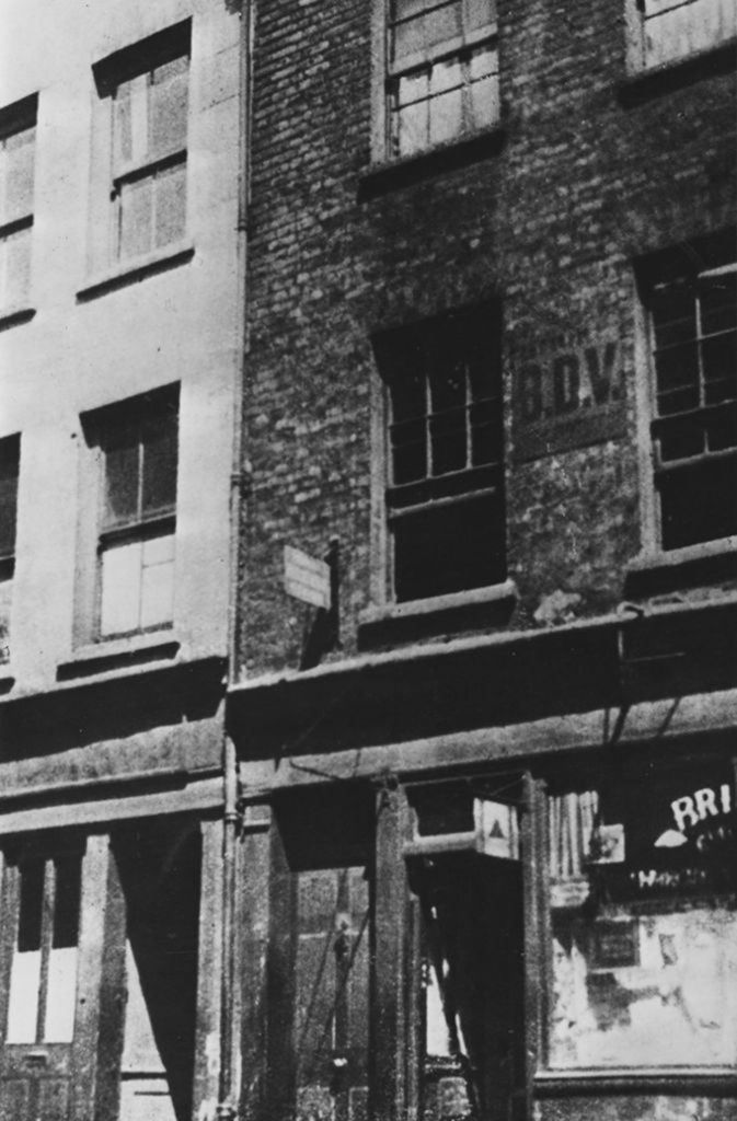 Annie Chapman: Die Leiche von Opfer Nummer zwei, Annie Chapman, wurde am 8. September 1888 auf dem Hinterhof von 29 Hanbury Street, Spitalfields, entdeckt. Ihre Kehle wurde mit zwei Schnitten durchtrennt. Der Unterleib wurde vollständig geöffnet und ausgeweidet. Die Gedärme waren über die rechte Schulter gelegt.