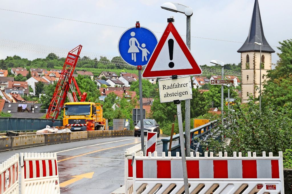Die Neckarbrücke wird zwar  saniert,  zum Leidwesen der Neckarweihinger aber nicht verbreitert. Foto: factum/Granville