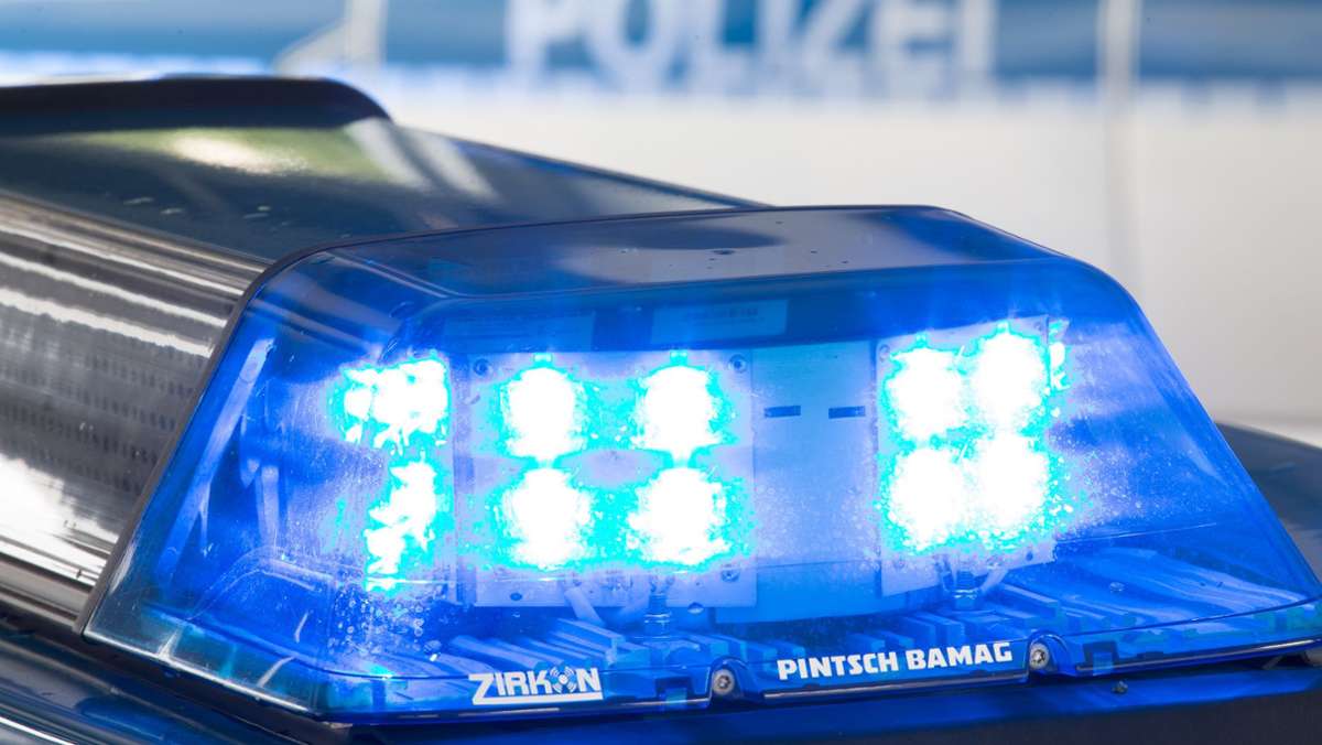  Ein 26-jähriger Autofahrer ist am Sonntagmorgen in Esslingen von der Fahrspur abgekommen. Dabei verursachte er einen Auffahrunfall mit erheblichem Schaden. 