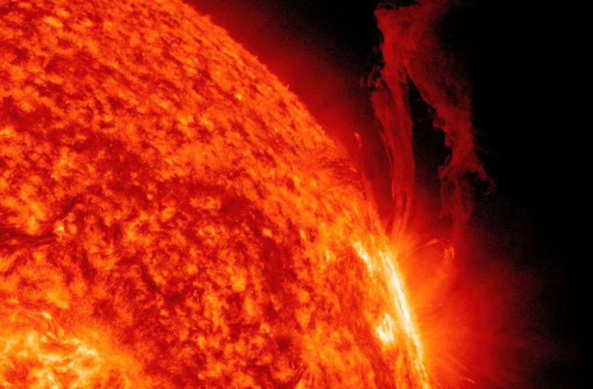Bei Sonneneruptionen werden Milliarden Tonnen an hochaufgeladenen, extrem strahlenden Energieteilchen von der Sonnenoberfläche ins Weltall geschleudert.