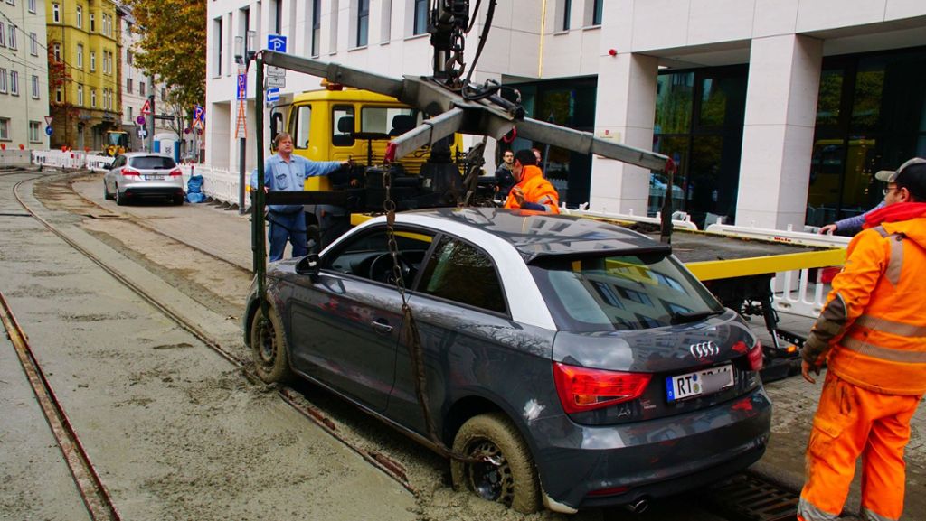 Stuttgart-Bad Cannstatt: Auto bleibt in frisch gegossenem Beton stecken