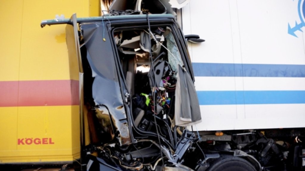  Auf den Autobahnen A6 bei Ilshofen und A8 bei Dornstadt sind am Dienstag zwei Lastwagenfahrer ums Leben gekommen. Bei den Unfällen entstand ein Gesamtsachschaden in Höhe von rund 270.000 Euro. 