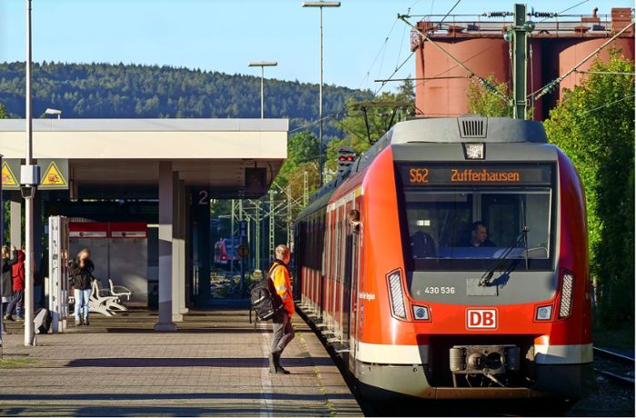 Fahrgäste in der  S 62: Neue Express-S-Bahn hat Fans und Kritiker
