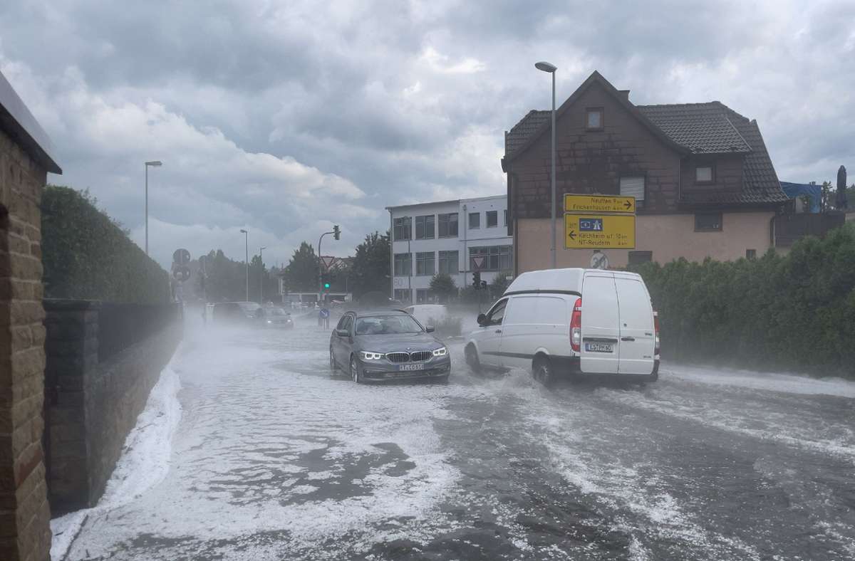 Ein Unwetter zog über den Landkreis Esslingen und hinterließ zahlreiche Schäden und überschwemmte Straßen.