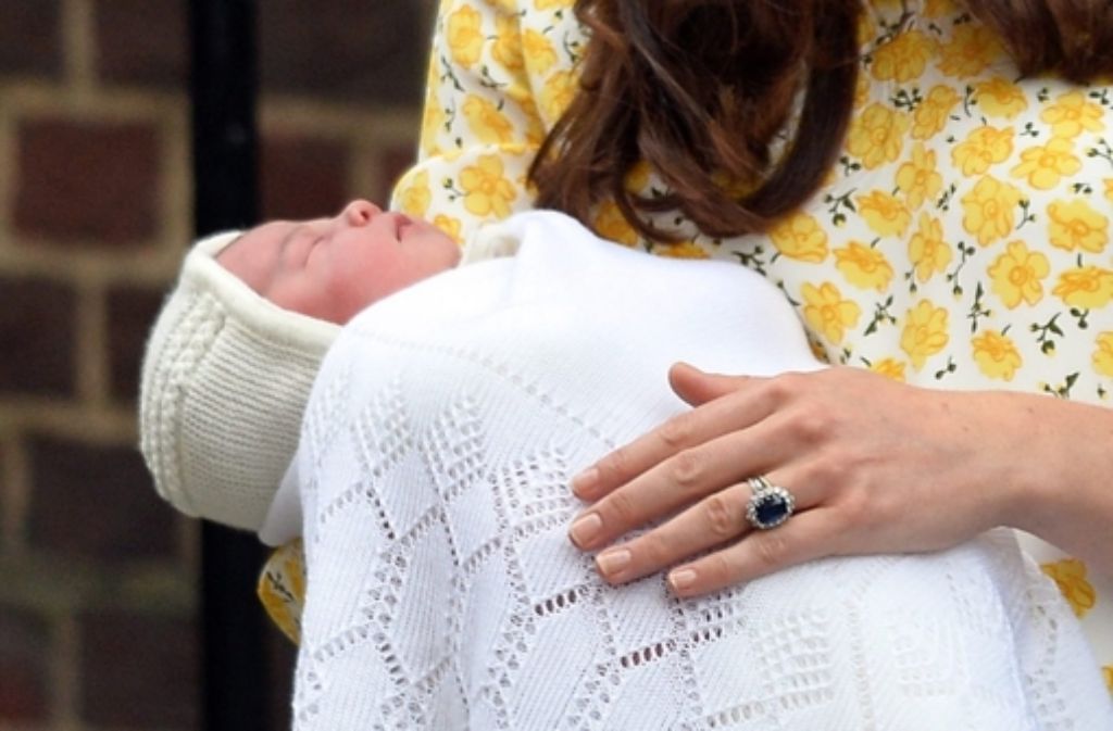 Die Tochter von Herzogin Kate und Prinz William verschläft ihren ersten öffentlichen Auftritt. Viel wird die Öffentlichkeit von ihr in diesem Jahr nicht mehr sehen. Zwei Tage nach ihrer Geburt gibt der Palast den Namen des Babys bekannt: Charlotte Elizabeth Diana.