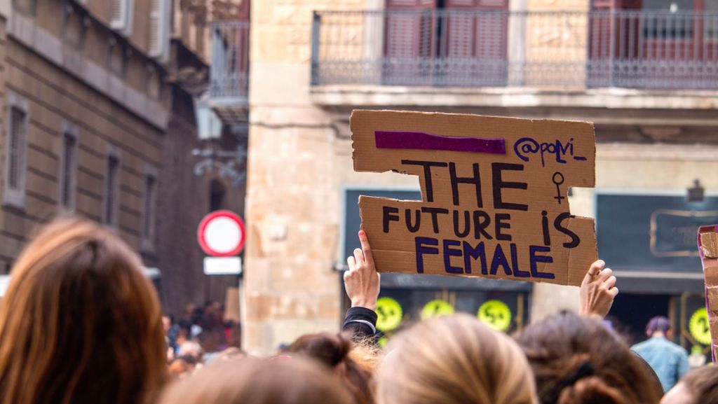Essay zum Feminismus: Frauen müssen zusammenhalten
