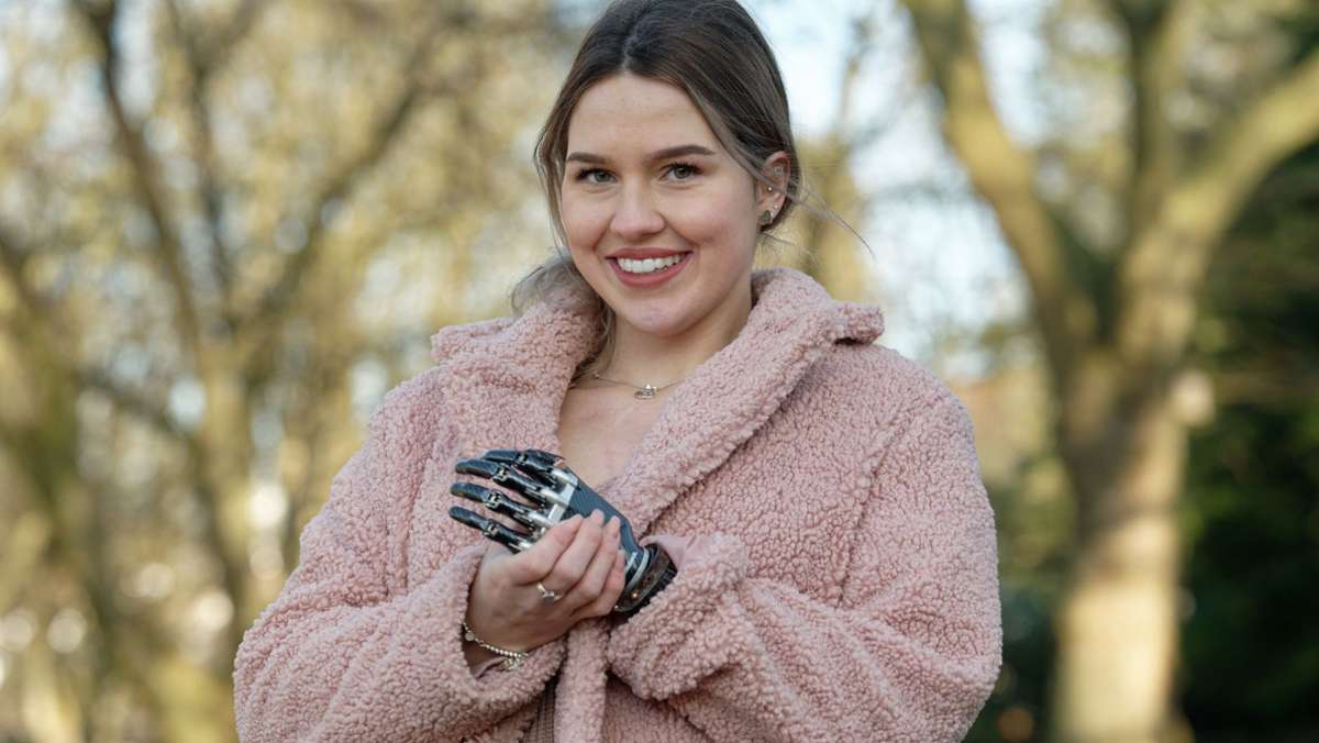  Auf Instagram lässt die Studentin Gina Rühl Zehntausende Menschen an ihrem Leben teilhaben, zu dem seit einem Unfall auch eine Armprothese gehört. Nun will sie „Miss Germany“ werden. 