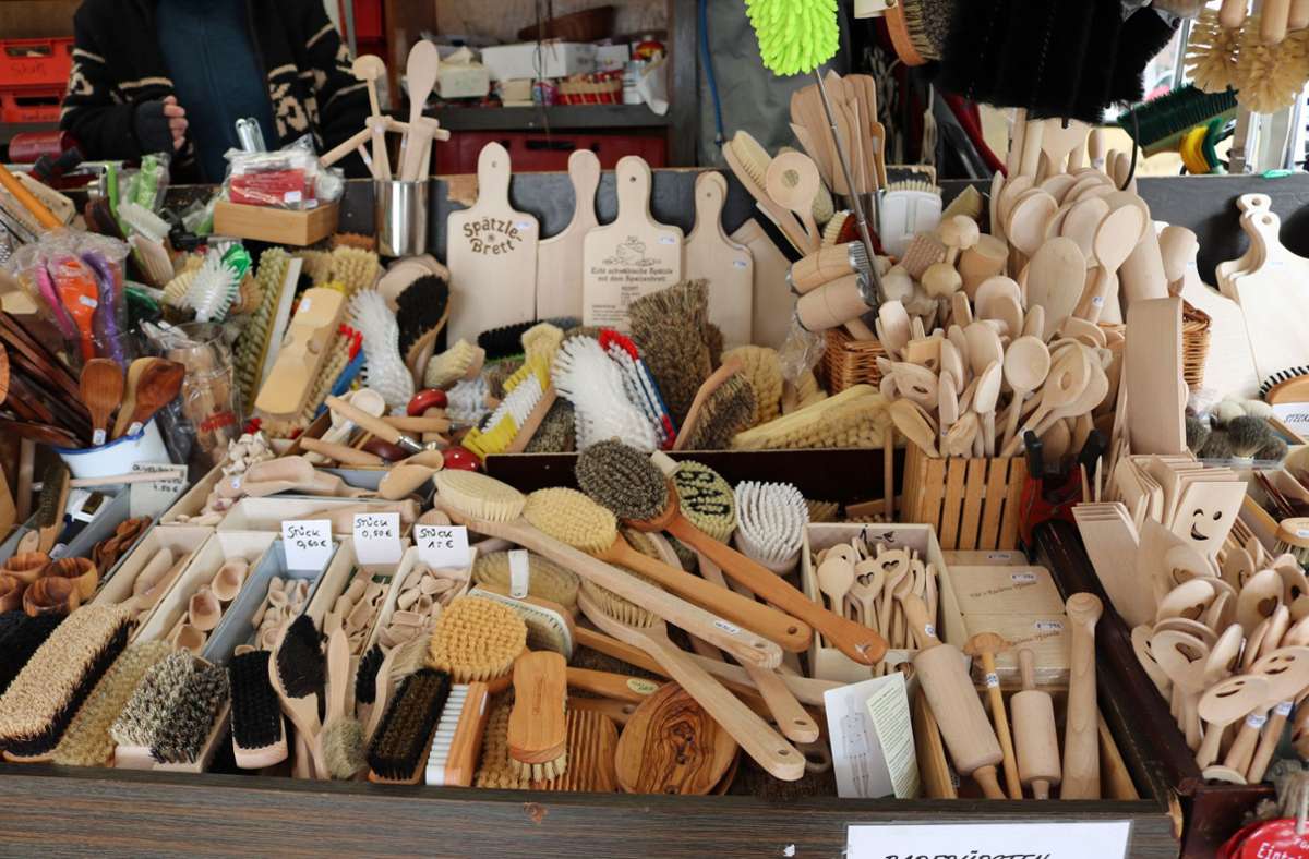 Am Stand der Familie Regele gibt es allerhand zu Kaufen: Im Sortiment finden sich Naturmaterialien wie Holz, Leder, Rosshaar, Reisstroh und Borsten.