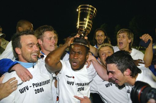 Bashiru Gambo mit dem Pott auf dem Kopf: Der letzte WFV-Pokal-Sieg der Stuttgarter Kickers stammt aus dem Jahr 2006. Foto: Baumann