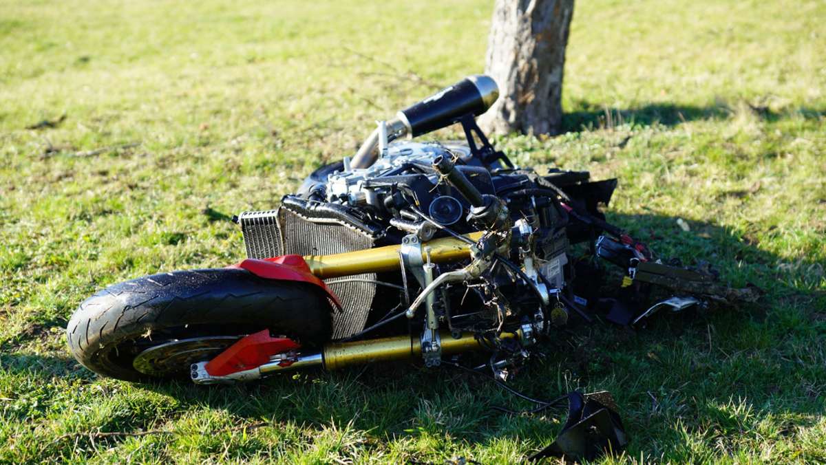 Schwerer Unfall bei Ohmden: Motorradfahrer wird von Rettungshubschrauber abtransportiert