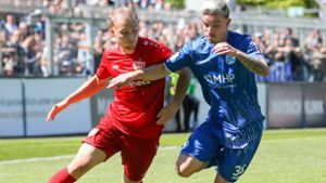Stuttgarter Kickers beim FC Astoria Walldorf: Liveticker: Gelingt den Blauen im Aufstiegsrennen ein Sieg?