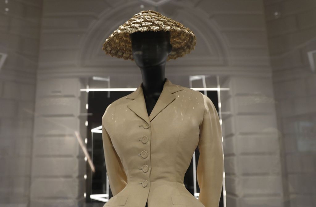 Nach Ende des Zweiten Weltkriegs, als Dior 1947 mit dem „New Look“ die weibliche Linie revolutionierte, begann auch seine Kooperation mit britischen Textilhäusern.