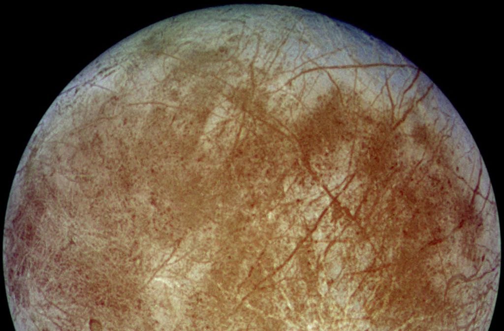 Der Jupitermond Europa, aufgenommen aus einer Entfernung von 677 000 Kilometer von der Raumsonde Galileo am 7. September 1996: Europa ist der zweitinnerste Mond des Planeten Jupiter. Sie ist mit einem Durchmesser von 3121 Kilometern der kleinste der vier großen Jupitermonde und der sechstgrößte Mond im Sonnensystem.
