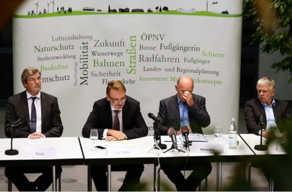 Angestrengte Mienen nach harten Auseinandersetzungen: Regionalpräsident  Bopp, Bahnvorstand Kefer, Minister Hermann und Oberbürgermeister Kuhn (von links) Foto: FACTUM-WEISE