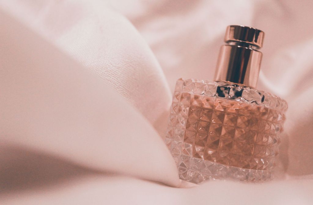 Selbst hergestelltes Parfum: Immer nur Chanel No 5 ist doch langweilig – ein selbst kreierter Duft sagt doch schon eher „Frohe Weihnachten, Mama“.