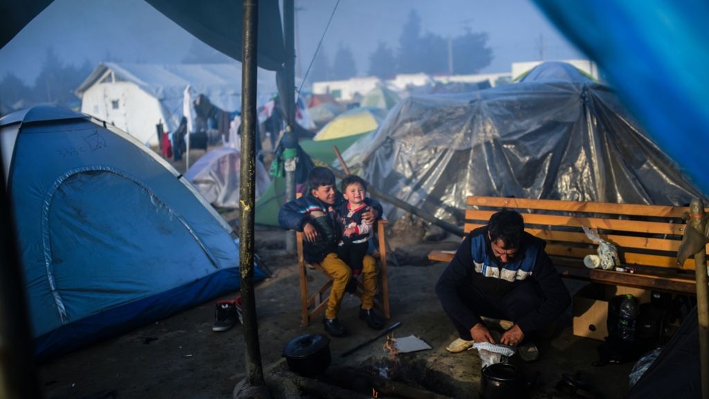  In Piräus leben noch 5000, in Idomeni 12.000 Migranten. Beide Übergangslager will Griechenland bis zum Wochenende auflösen. Aktivisten raten Flüchtlingen, nicht zu weichen. 