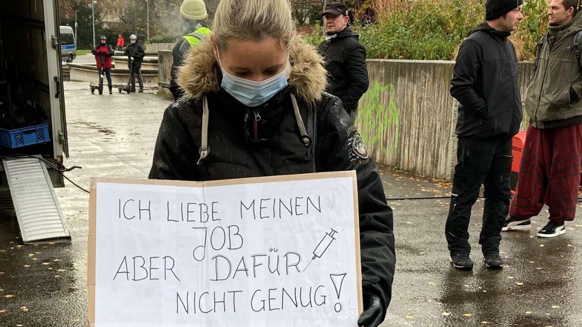  Kundgebung lockt rund 200 Pflegekräfte in den Stuttgarter Stadtgarten, die für eine Unversehrtheit ihres Körpers und gegen eine Impfpflicht demonstrierten. 