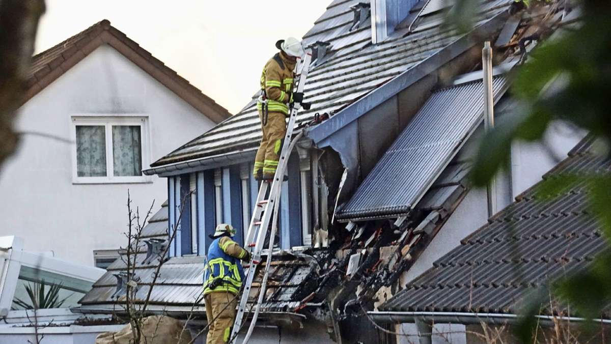 An einem Wohnhaus in Esslingen ist ein Schaden von schätzungsweise 50.000 bis 100.000 Euro entstanden.